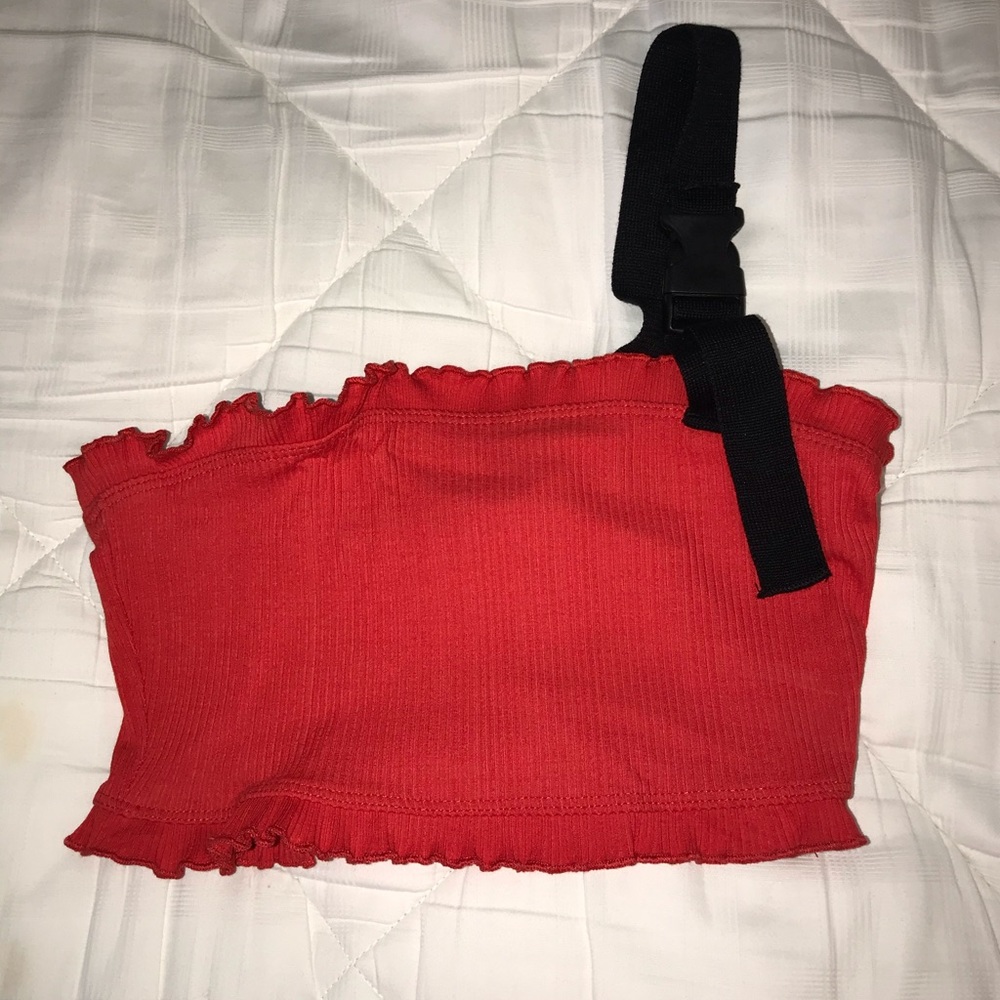 One shoulder buckle crop top